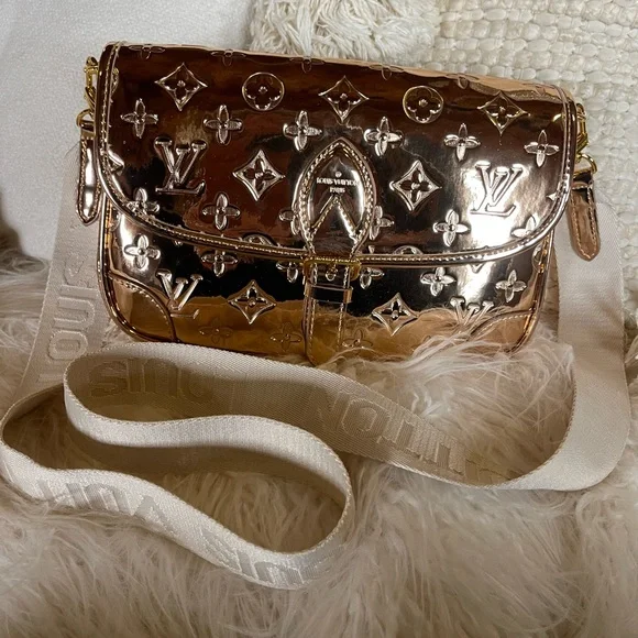 🔥Louis Vuitton Metallic copper gold  Crossbody Bag - Picture 3 of 3